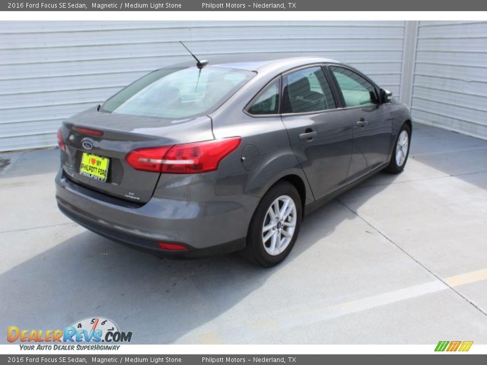 2016 Ford Focus SE Sedan Magnetic / Medium Light Stone Photo #8