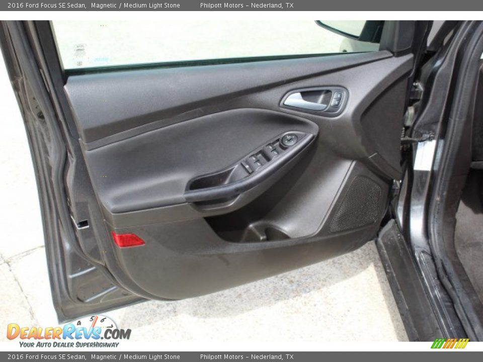 2016 Ford Focus SE Sedan Magnetic / Medium Light Stone Photo #9