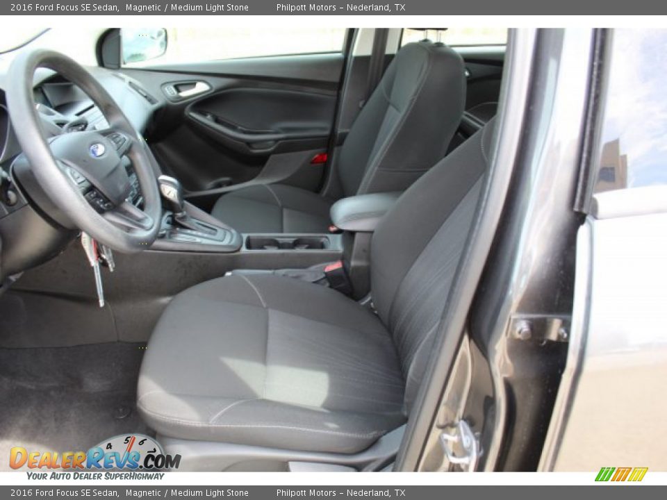 2016 Ford Focus SE Sedan Magnetic / Medium Light Stone Photo #10