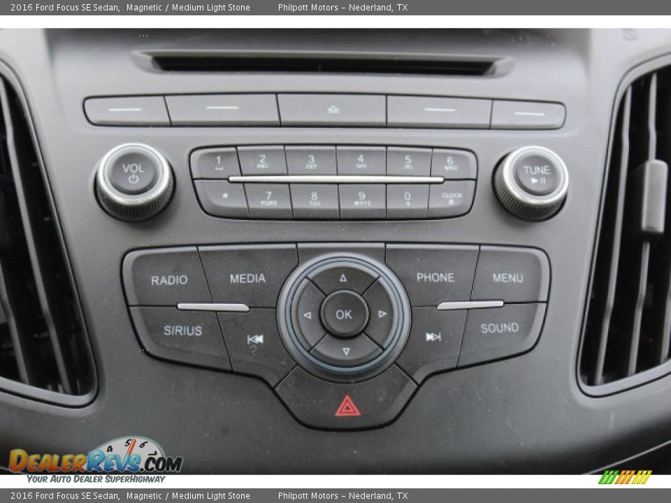 2016 Ford Focus SE Sedan Magnetic / Medium Light Stone Photo #16