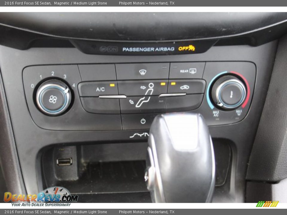 2016 Ford Focus SE Sedan Magnetic / Medium Light Stone Photo #17