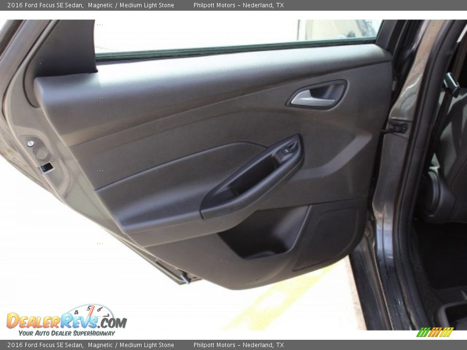 2016 Ford Focus SE Sedan Magnetic / Medium Light Stone Photo #19