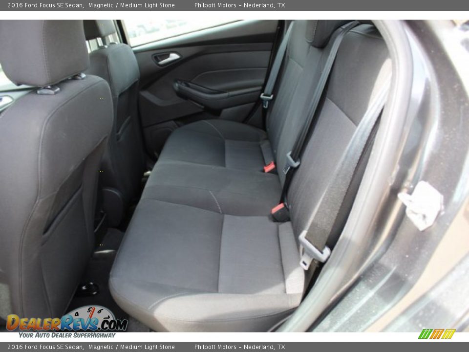 2016 Ford Focus SE Sedan Magnetic / Medium Light Stone Photo #20