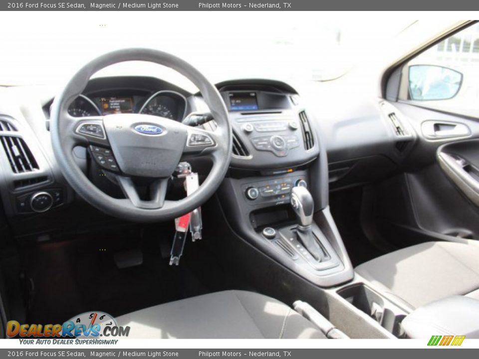 2016 Ford Focus SE Sedan Magnetic / Medium Light Stone Photo #21