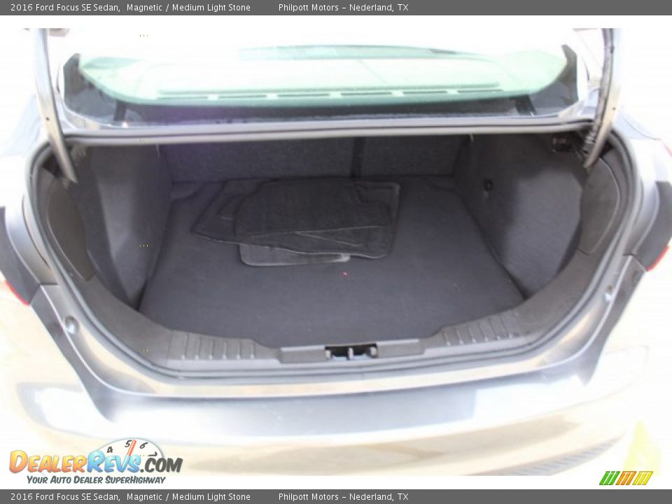 2016 Ford Focus SE Sedan Magnetic / Medium Light Stone Photo #23