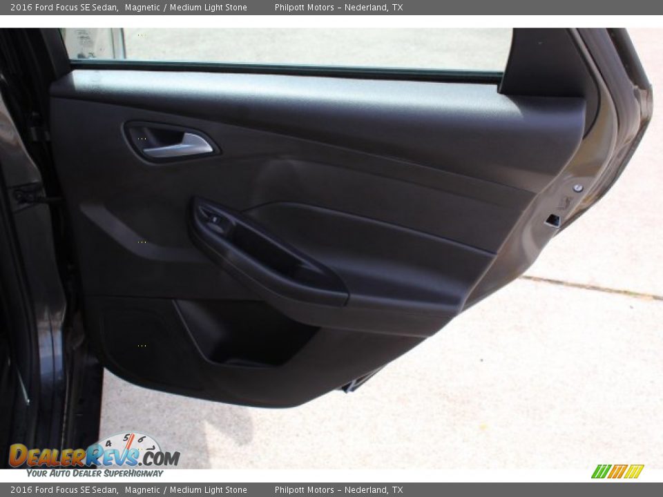 2016 Ford Focus SE Sedan Magnetic / Medium Light Stone Photo #24