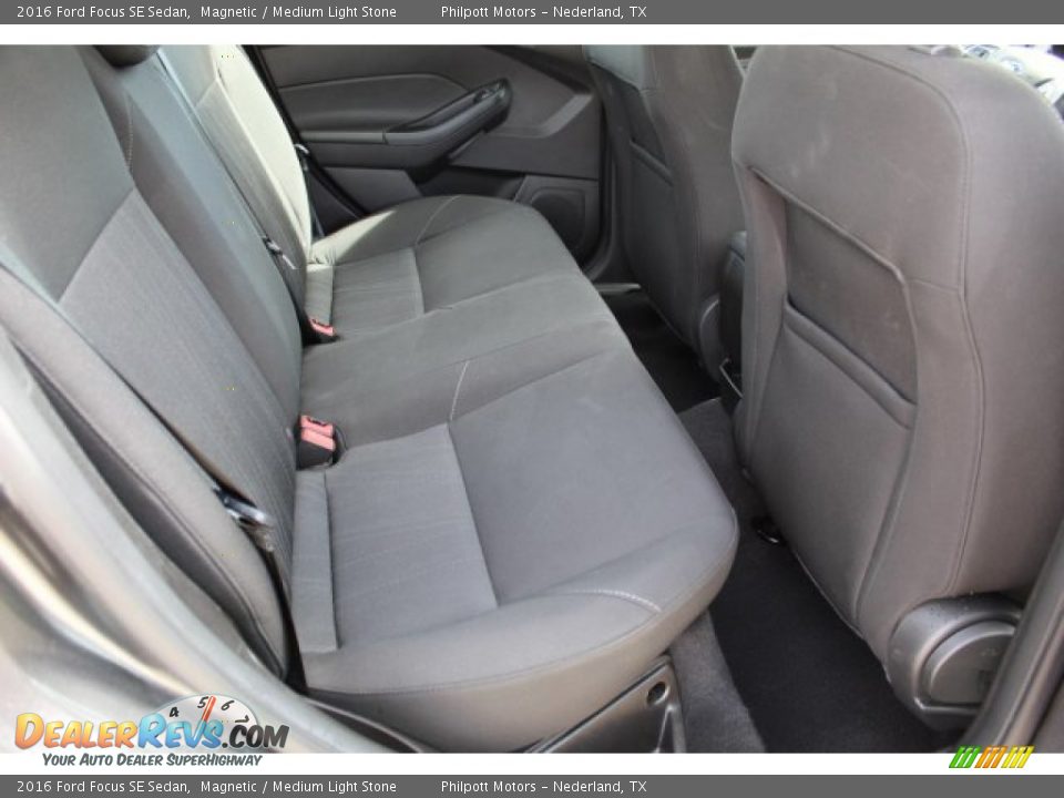 2016 Ford Focus SE Sedan Magnetic / Medium Light Stone Photo #25
