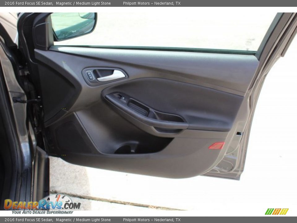 2016 Ford Focus SE Sedan Magnetic / Medium Light Stone Photo #26