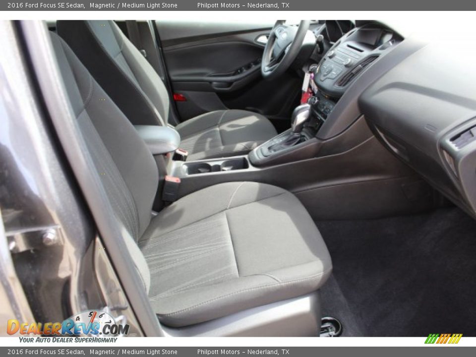 2016 Ford Focus SE Sedan Magnetic / Medium Light Stone Photo #27