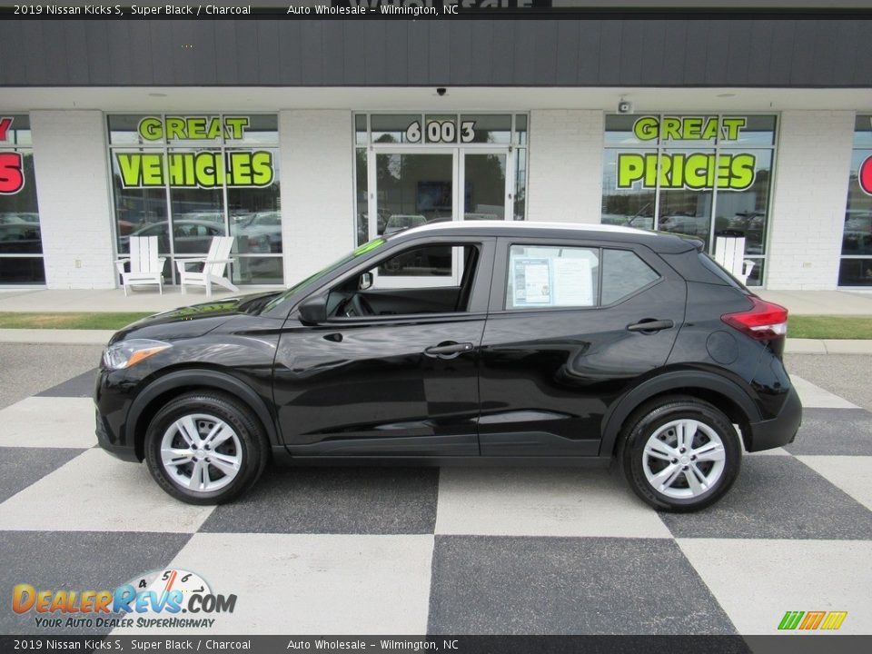 2019 Nissan Kicks S Super Black / Charcoal Photo #1