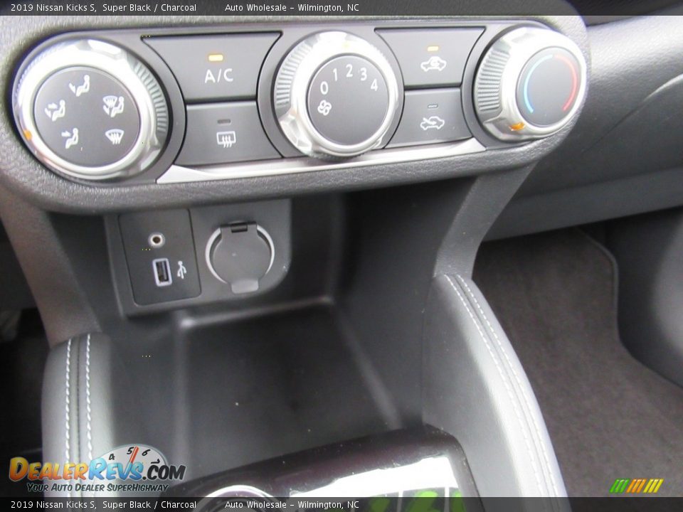 Controls of 2019 Nissan Kicks S Photo #17