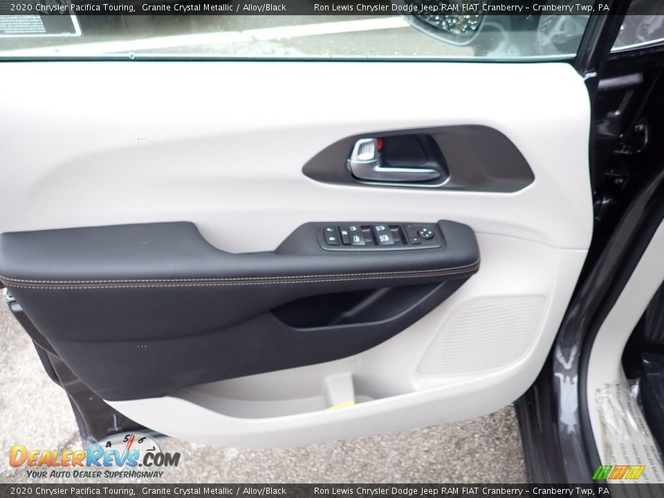 2020 Chrysler Pacifica Touring Granite Crystal Metallic / Alloy/Black Photo #15