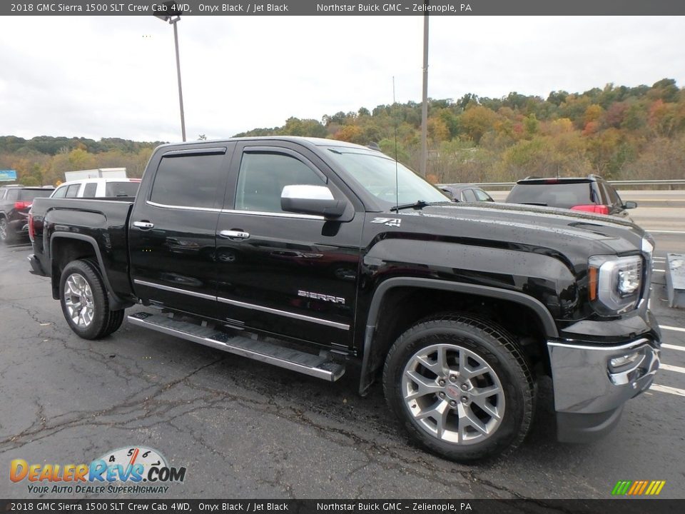 Front 3/4 View of 2018 GMC Sierra 1500 SLT Crew Cab 4WD Photo #4