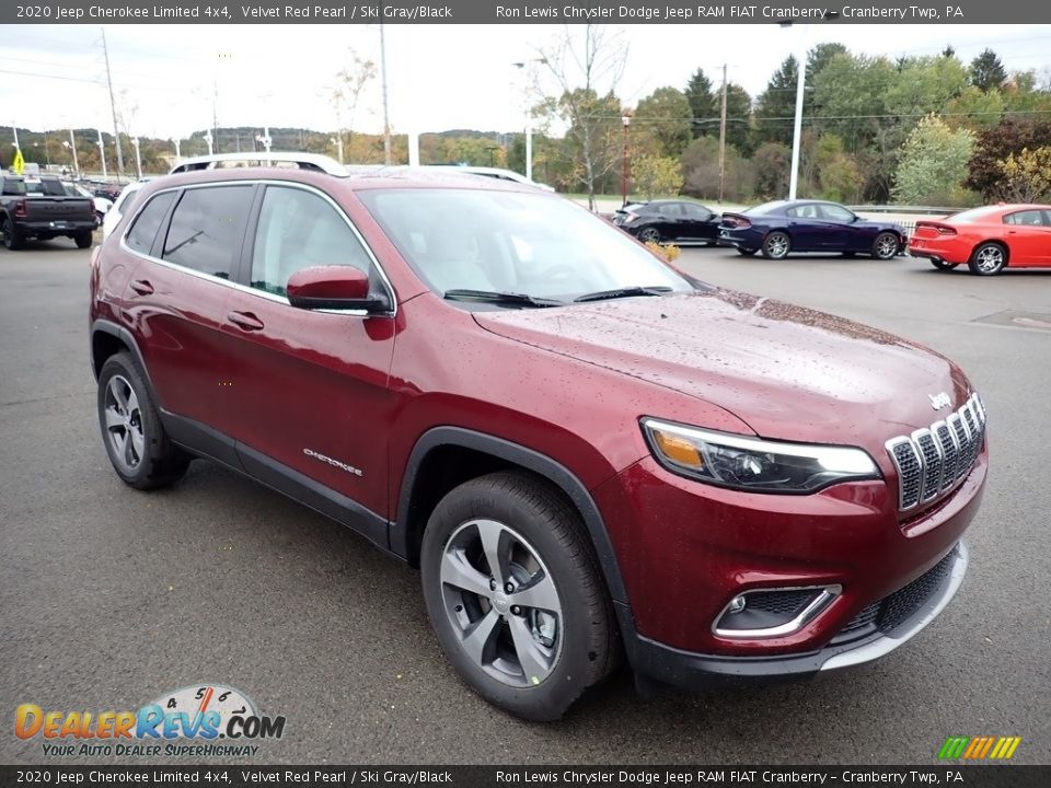 Front 3/4 View of 2020 Jeep Cherokee Limited 4x4 Photo #7