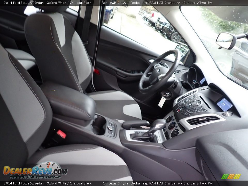 2014 Ford Focus SE Sedan Oxford White / Charcoal Black Photo #11