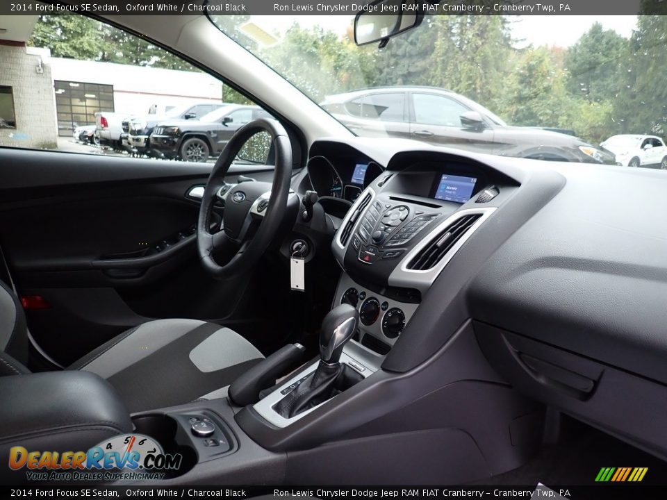2014 Ford Focus SE Sedan Oxford White / Charcoal Black Photo #12
