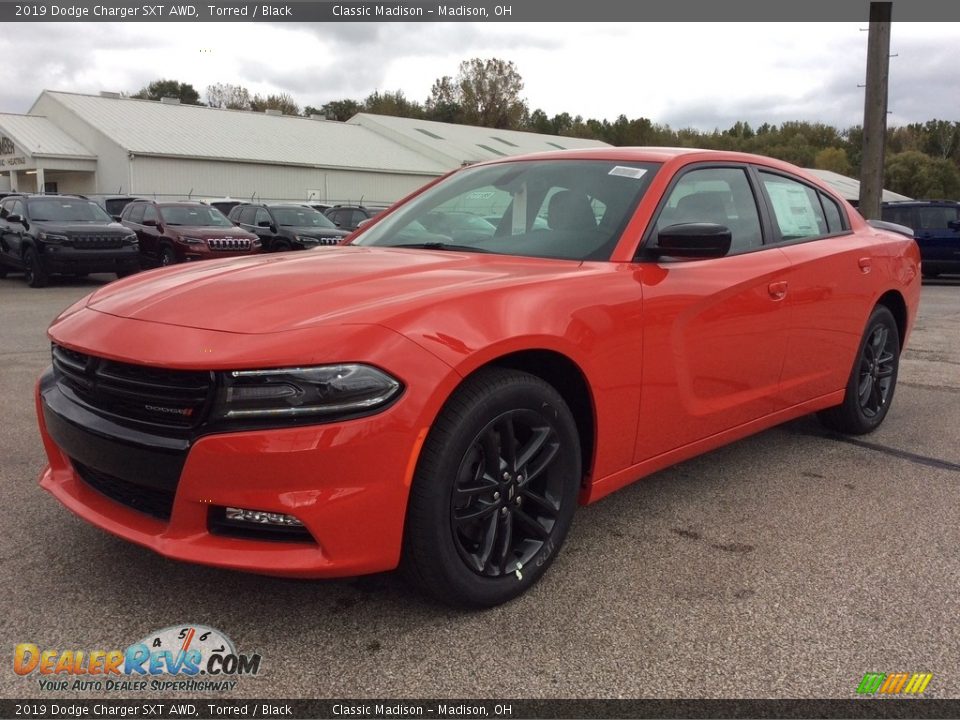 Front 3/4 View of 2019 Dodge Charger SXT AWD Photo #5