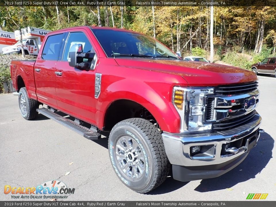 Front 3/4 View of 2019 Ford F250 Super Duty XLT Crew Cab 4x4 Photo #3