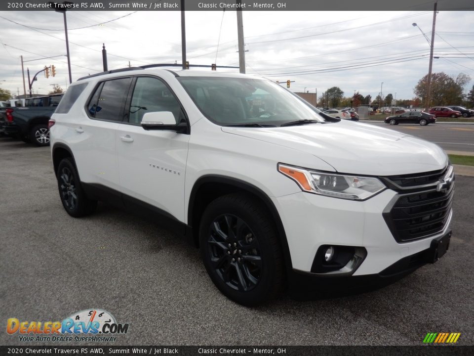 Front 3/4 View of 2020 Chevrolet Traverse RS AWD Photo #3