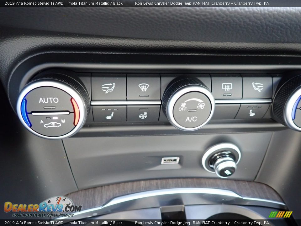 2019 Alfa Romeo Stelvio Ti AWD Imola Titanium Metallic / Black Photo #25