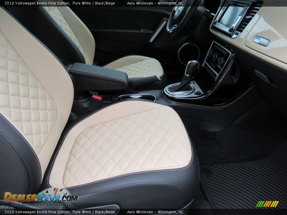 Front Seat of 2019 Volkswagen Beetle Final Edition Photo #11
