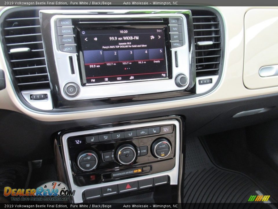 Controls of 2019 Volkswagen Beetle Final Edition Photo #17