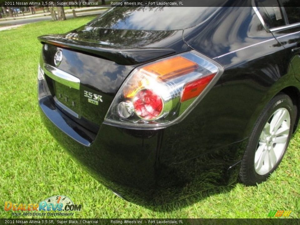 2011 Nissan Altima 3.5 SR Super Black / Charcoal Photo #23