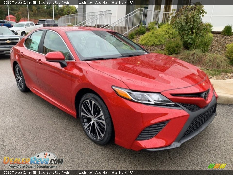 Front 3/4 View of 2020 Toyota Camry SE Photo #1