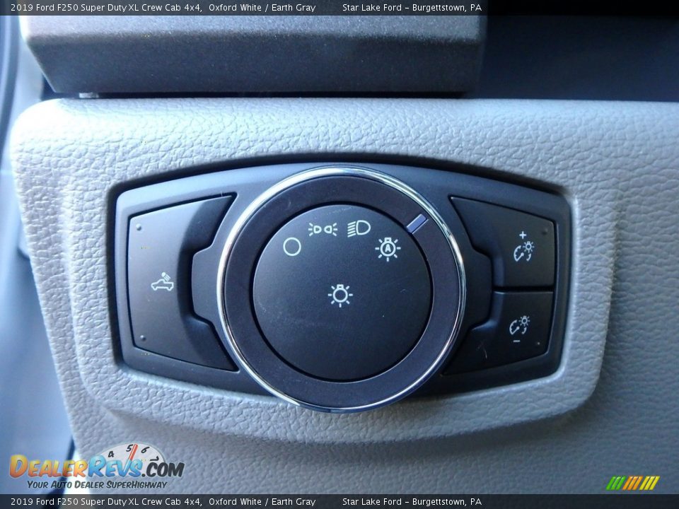 2019 Ford F250 Super Duty XL Crew Cab 4x4 Oxford White / Earth Gray Photo #15