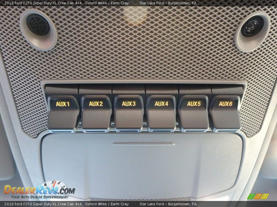 2019 Ford F250 Super Duty XL Crew Cab 4x4 Oxford White / Earth Gray Photo #17