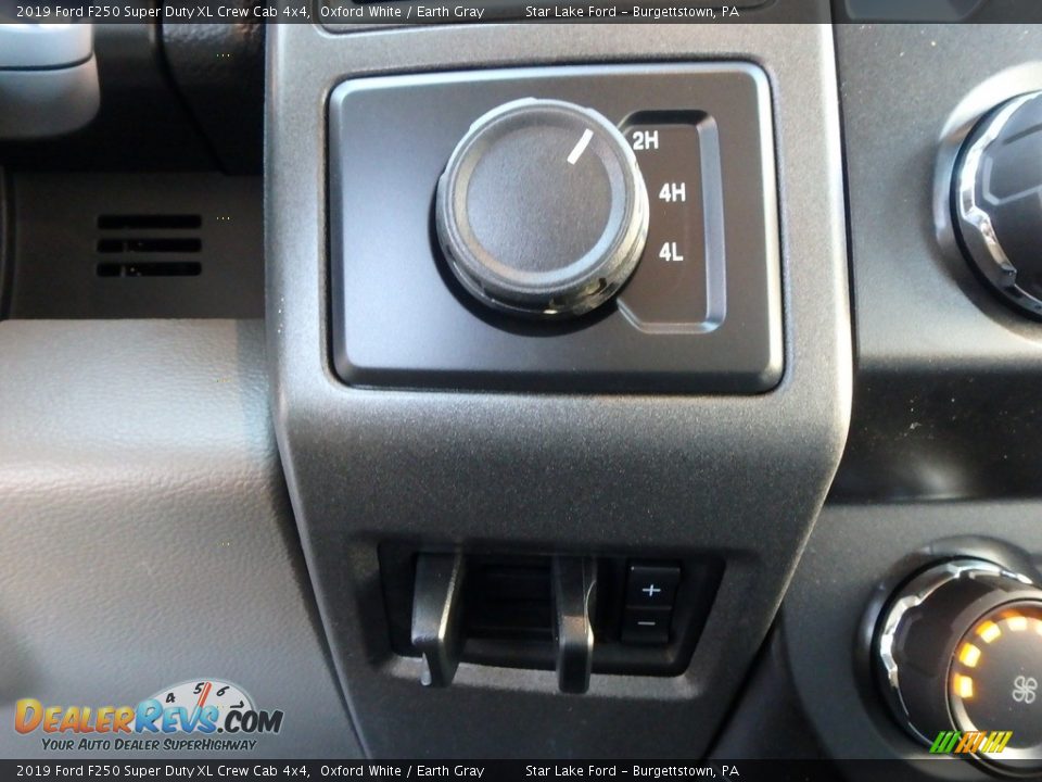 2019 Ford F250 Super Duty XL Crew Cab 4x4 Oxford White / Earth Gray Photo #18