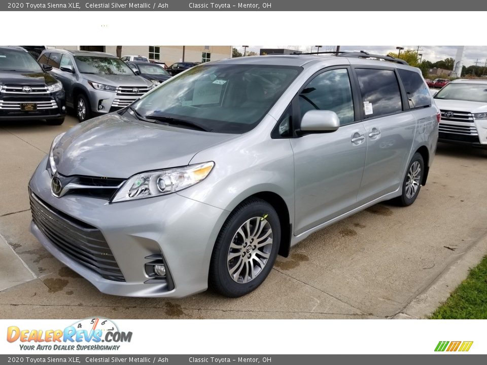 Front 3/4 View of 2020 Toyota Sienna XLE Photo #1