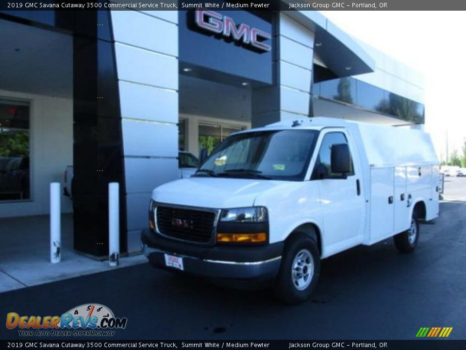 Front 3/4 View of 2019 GMC Savana Cutaway 3500 Commercial Service Truck Photo #1