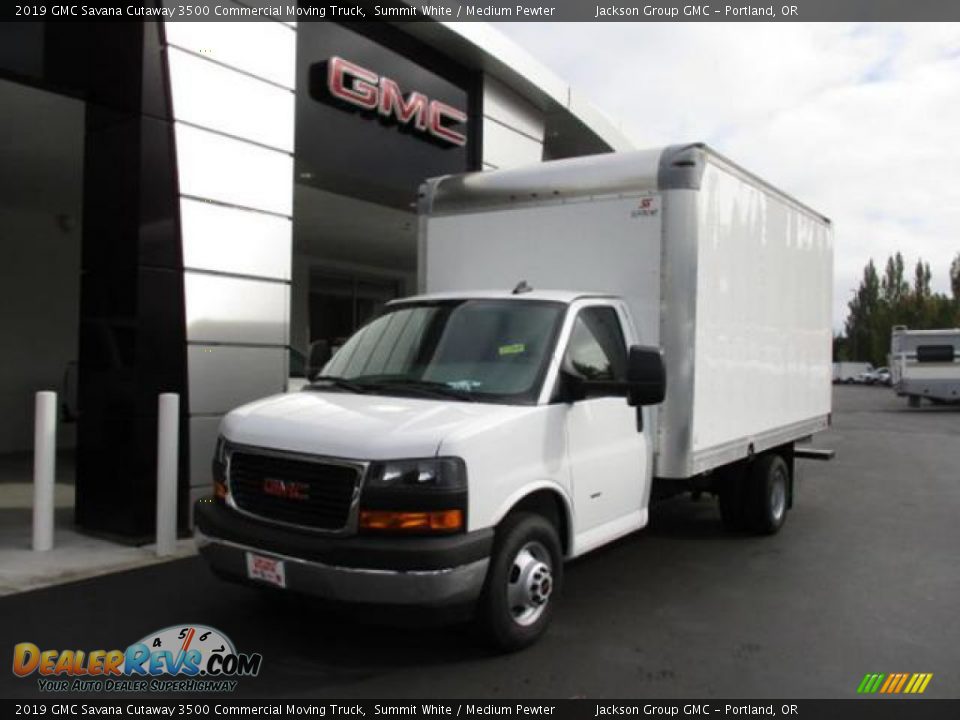 Front 3/4 View of 2019 GMC Savana Cutaway 3500 Commercial Moving Truck Photo #1