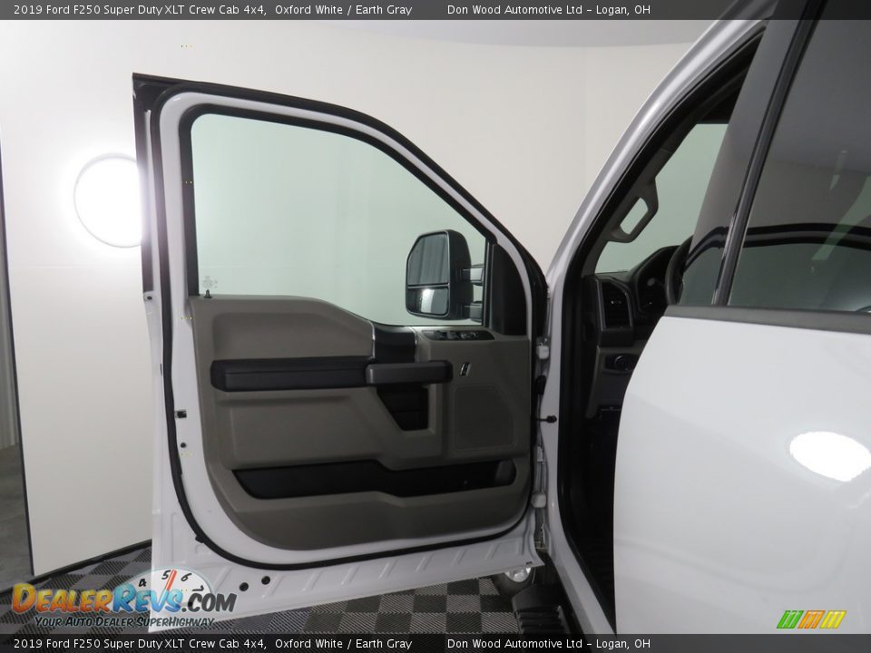 2019 Ford F250 Super Duty XLT Crew Cab 4x4 Oxford White / Earth Gray Photo #28