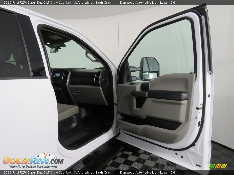 2019 Ford F250 Super Duty XLT Crew Cab 4x4 Oxford White / Earth Gray Photo #36