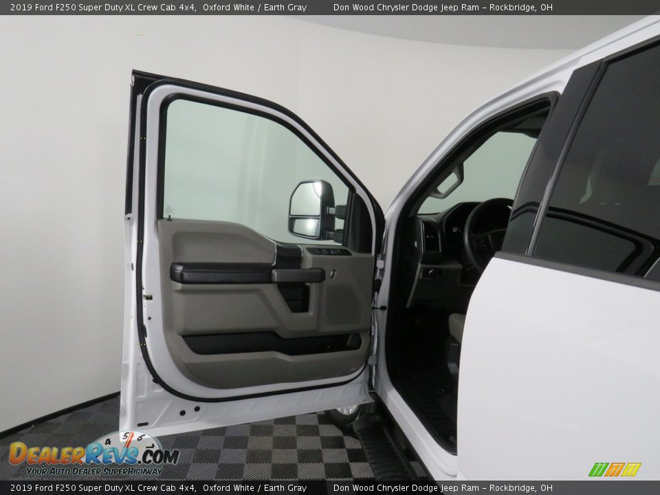 2019 Ford F250 Super Duty XL Crew Cab 4x4 Oxford White / Earth Gray Photo #17