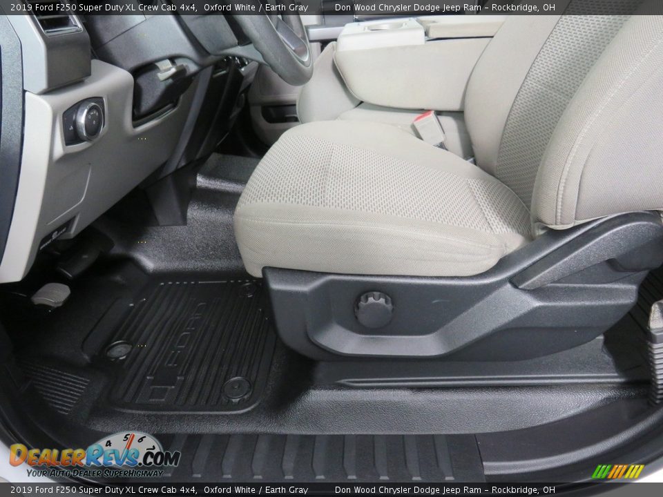 2019 Ford F250 Super Duty XL Crew Cab 4x4 Oxford White / Earth Gray Photo #20