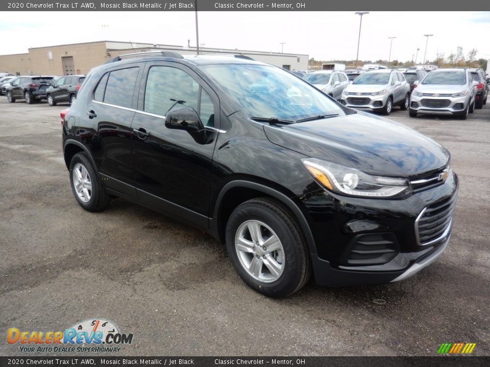Front 3/4 View of 2020 Chevrolet Trax LT AWD Photo #3