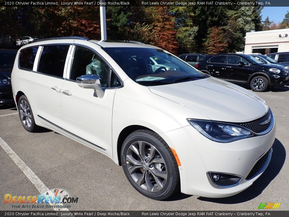 Front 3/4 View of 2020 Chrysler Pacifica Limited Photo #6