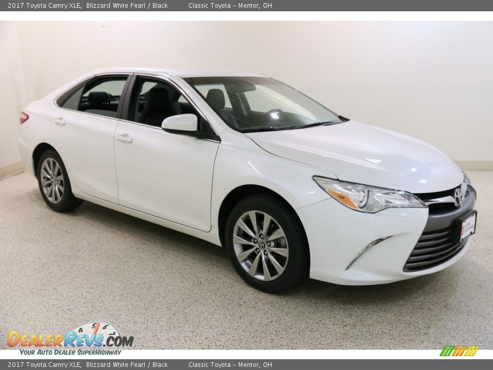 2017 Toyota Camry XLE Blizzard White Pearl / Black Photo #1