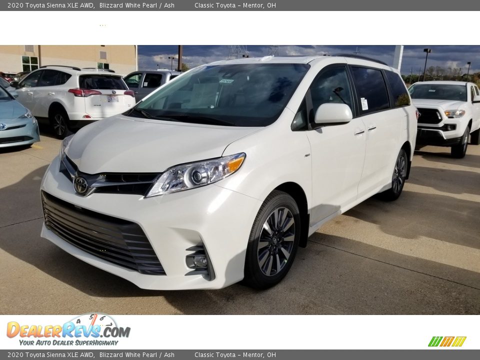 Front 3/4 View of 2020 Toyota Sienna XLE AWD Photo #1