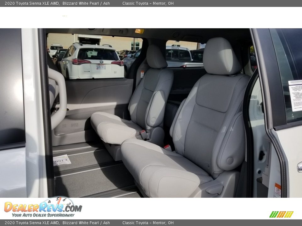 2020 Toyota Sienna XLE AWD Blizzard White Pearl / Ash Photo #3