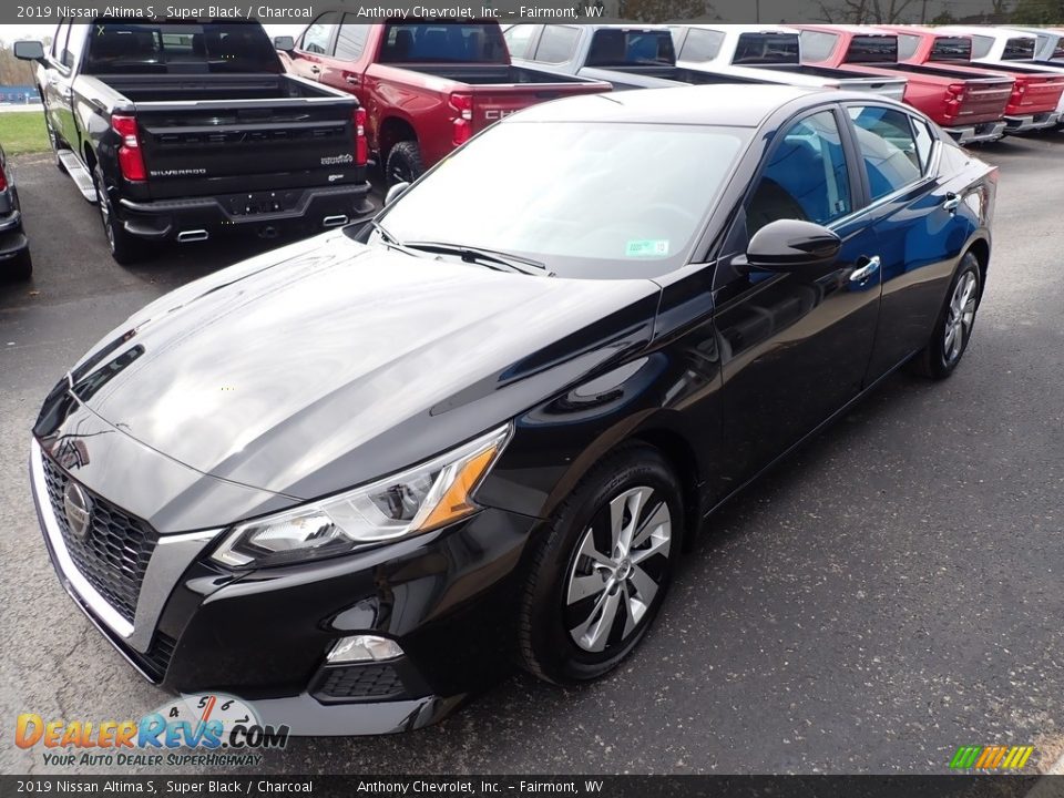 Front 3/4 View of 2019 Nissan Altima S Photo #8