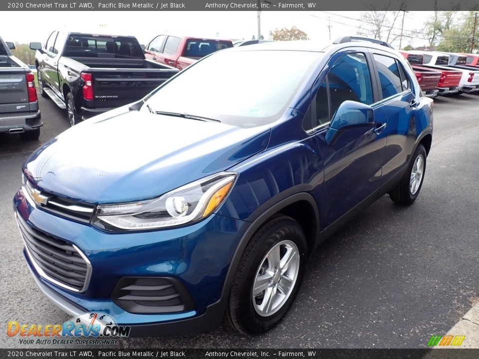 Front 3/4 View of 2020 Chevrolet Trax LT AWD Photo #8