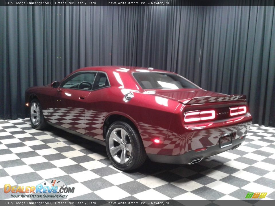 2019 Dodge Challenger SXT Octane Red Pearl / Black Photo #8