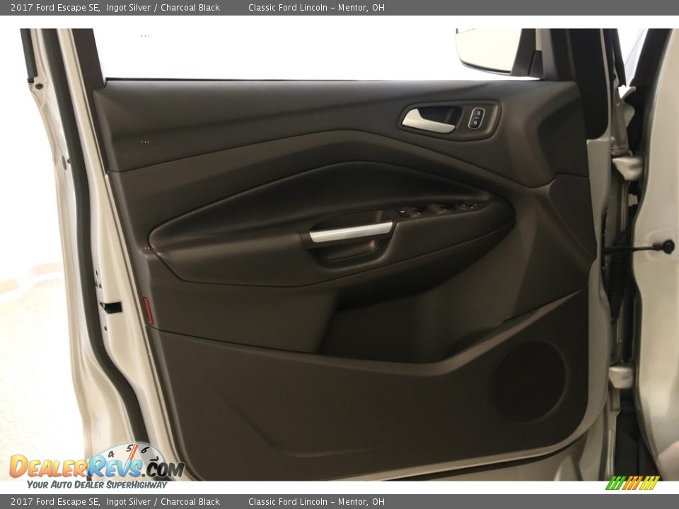 2017 Ford Escape SE Ingot Silver / Charcoal Black Photo #4