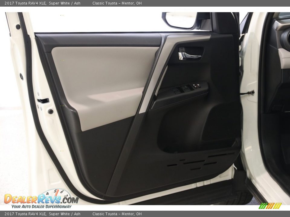 2017 Toyota RAV4 XLE Super White / Ash Photo #4