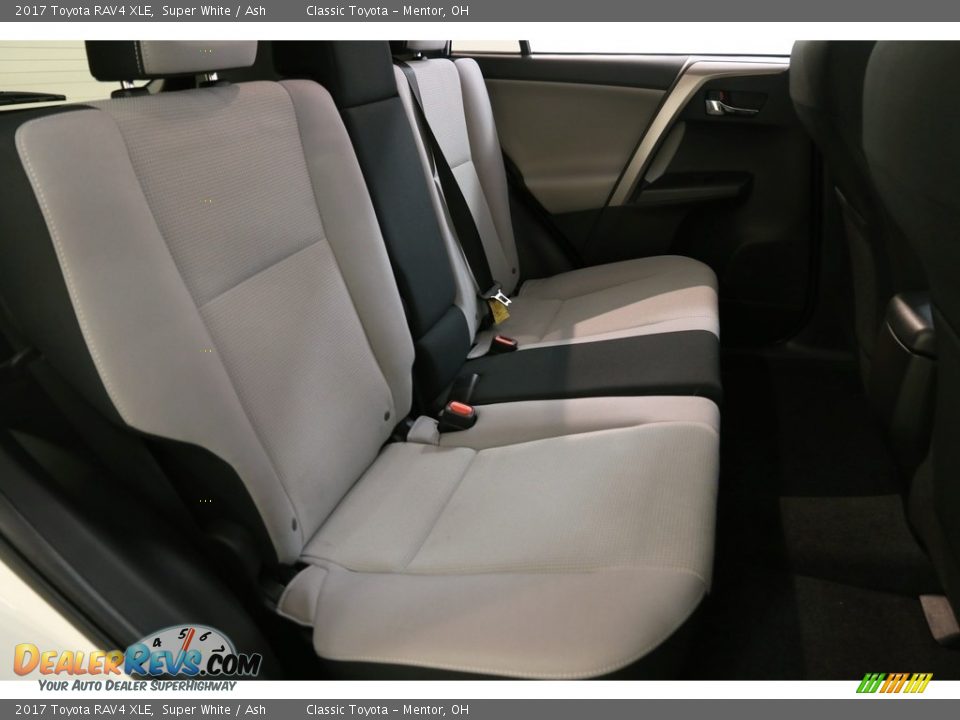 2017 Toyota RAV4 XLE Super White / Ash Photo #15