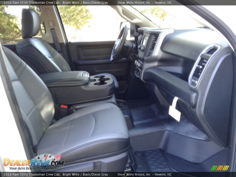 2019 Ram 3500 Tradesman Crew Cab Bright White / Black/Diesel Gray Photo #16